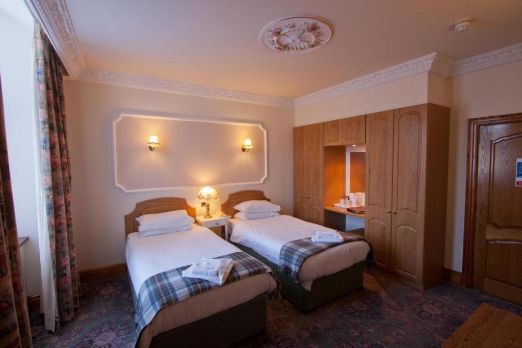 Duke Of Gordon Hotel Kingussie Buitenkant foto