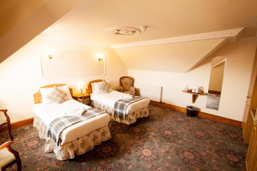 Duke Of Gordon Hotel Kingussie Buitenkant foto