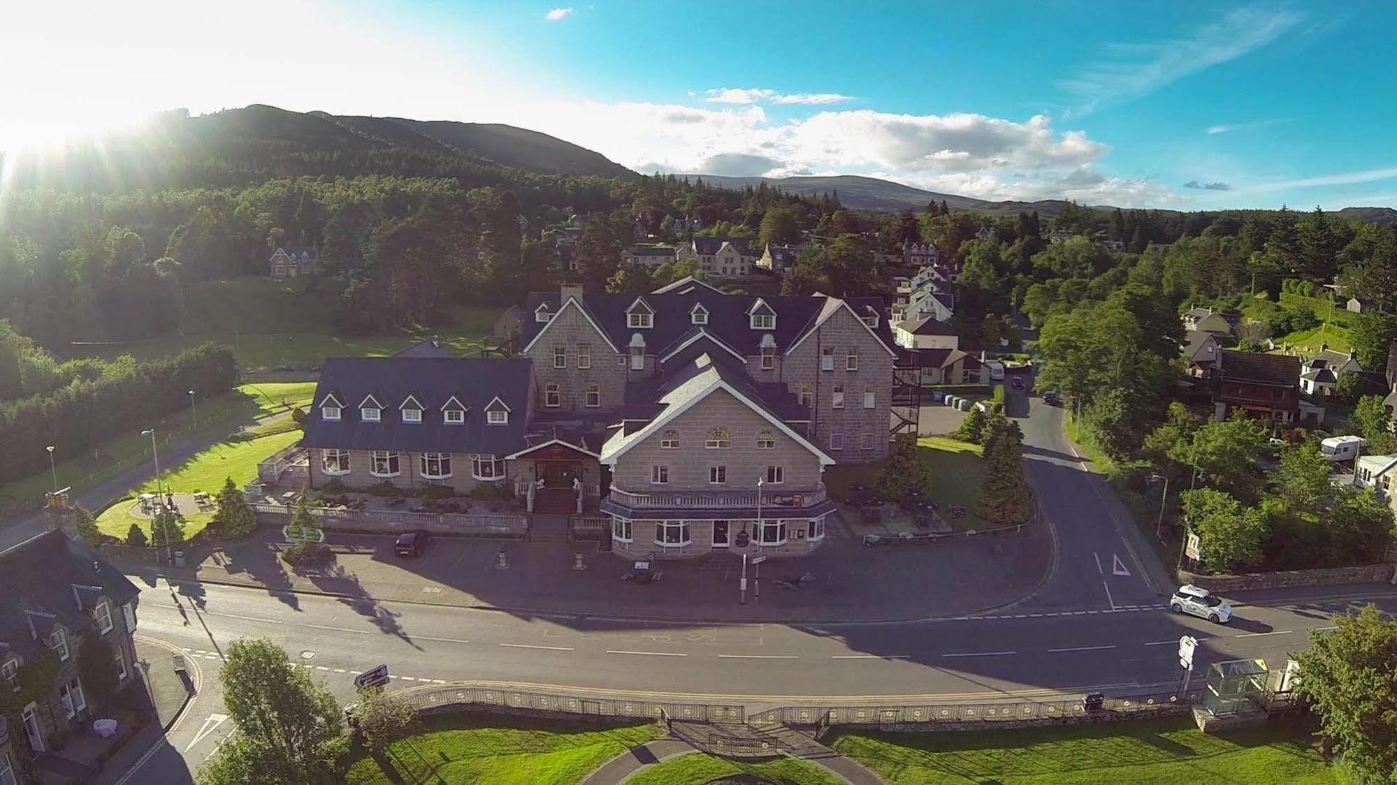 Duke Of Gordon Hotel Kingussie Buitenkant foto