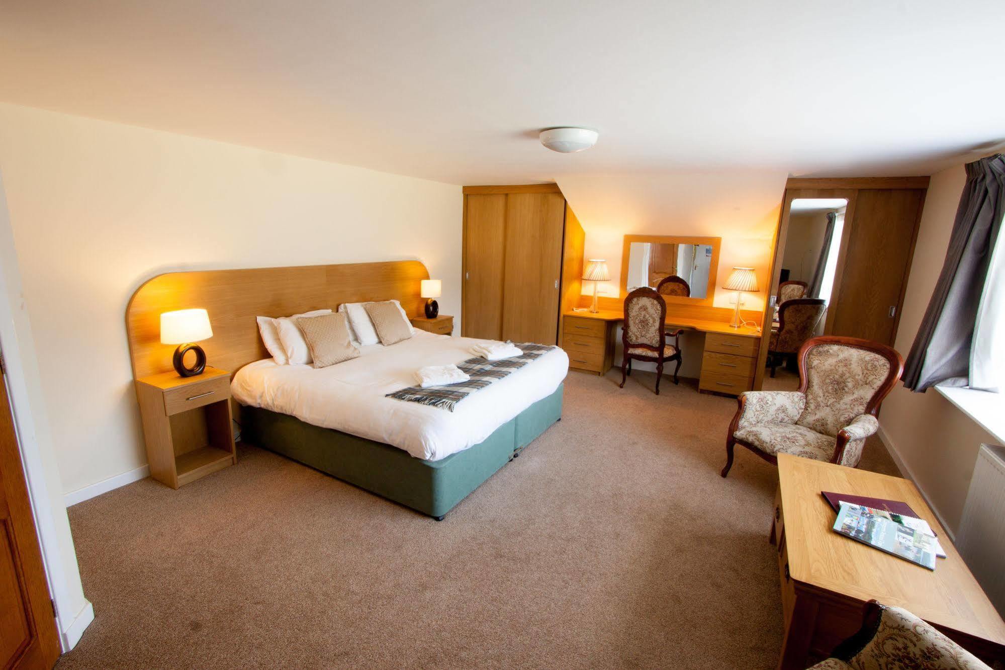 Duke Of Gordon Hotel Kingussie Buitenkant foto