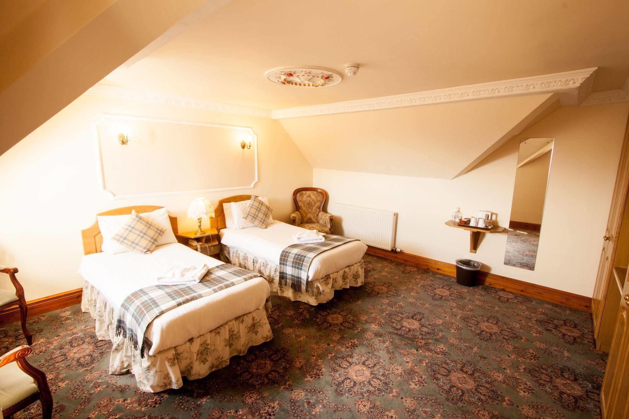 Duke Of Gordon Hotel Kingussie Buitenkant foto