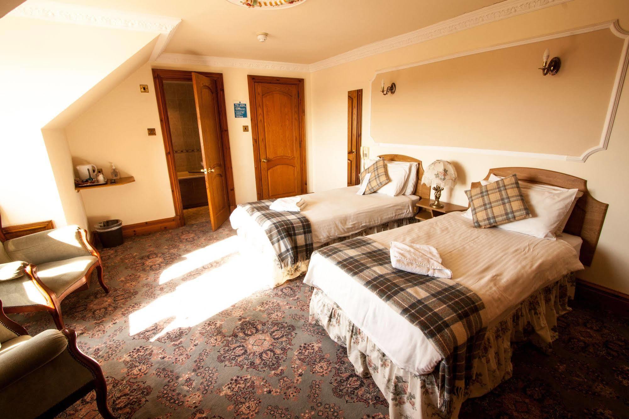 Duke Of Gordon Hotel Kingussie Buitenkant foto