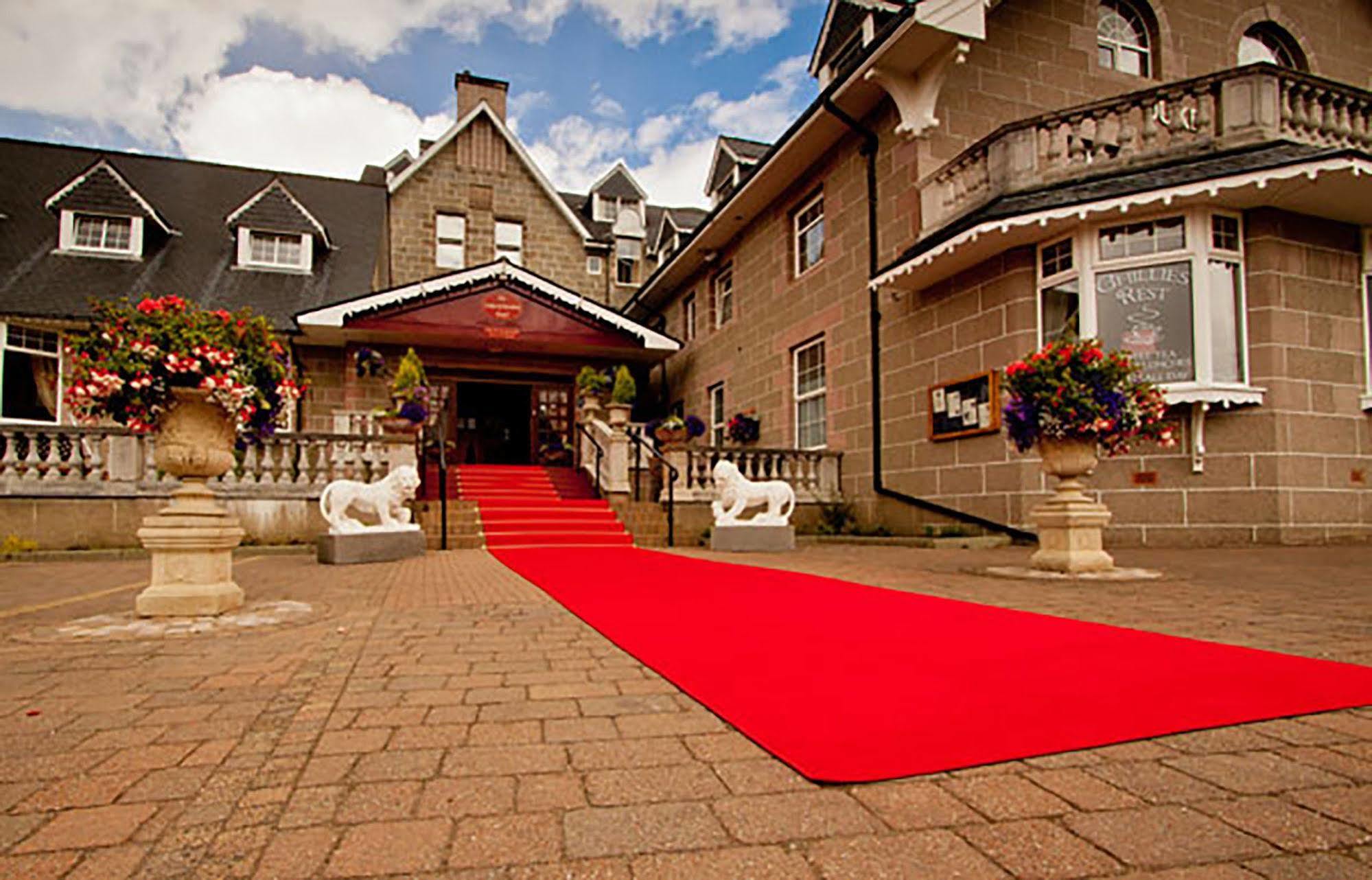 Duke Of Gordon Hotel Kingussie Buitenkant foto